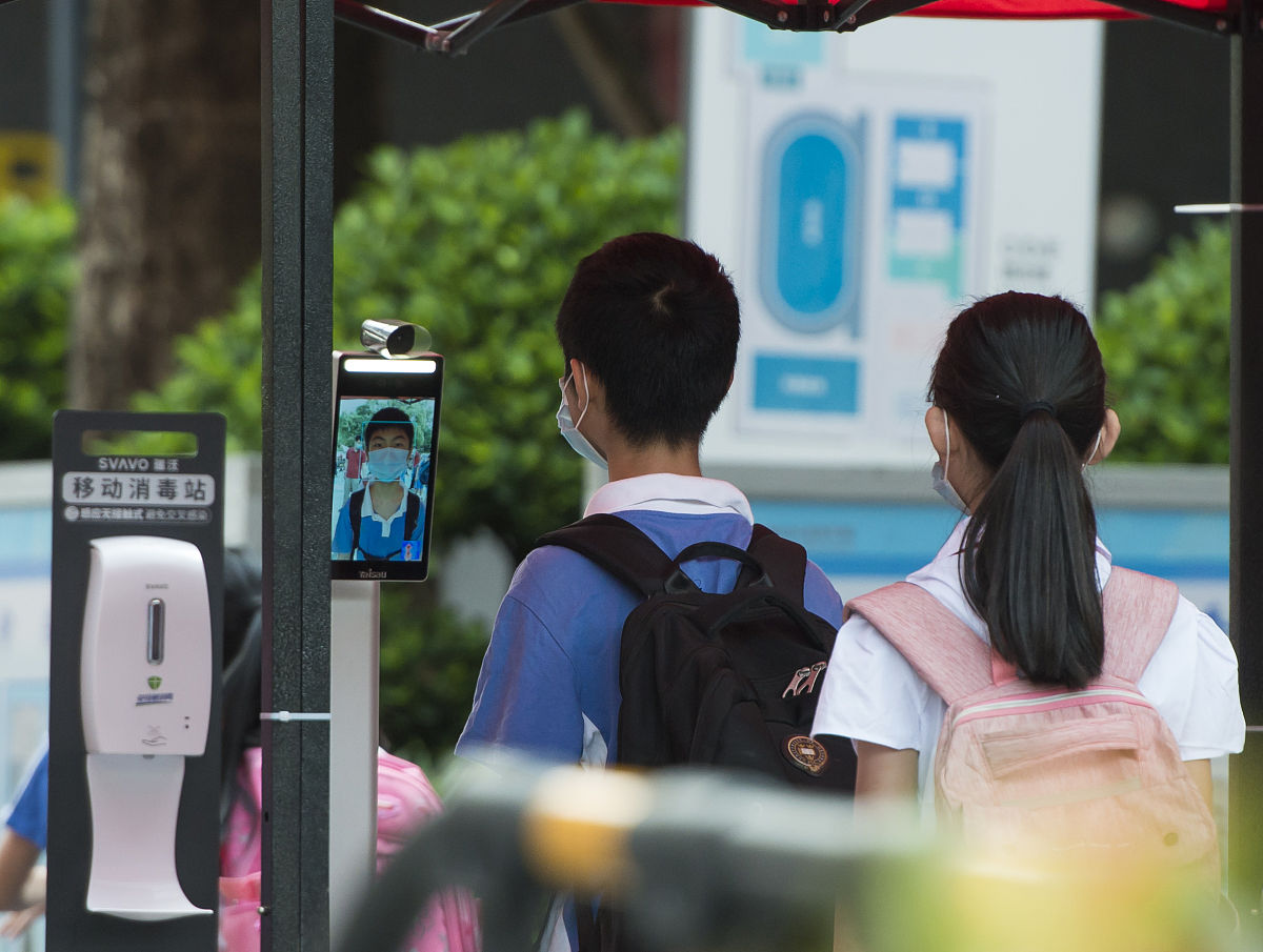 题目：物联网技术在校园防疫平台建设中的应用层面整合人脸AI识别 展开叙述要跟题目紧密联系