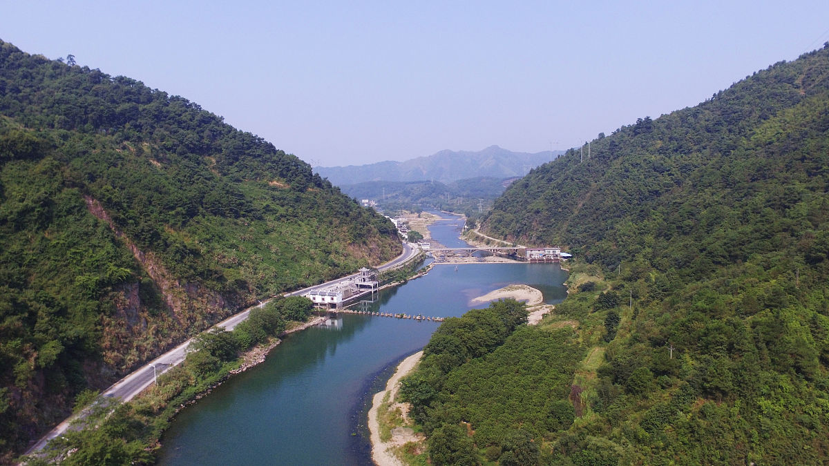 检查优化这篇文章并写出标题4月14日下午州生态环境局党组书记、局长张远虚前往恩施市高井河进行河道治理及生态环境保护调研。张远虚一行深入现场先后在书院新城、施南茗都、南门大桥、高井河源头等多处河岸边实地踏勘详细了解了河水水质监测、沿河生活污水治理等情况。张远虚强调高井河穿城而过它和老百姓的日常生活息息相关。要推动整治责任落实履行生态环境统一监管职责督促相关部门科学制定整治措施持续解决污水直排、散排、