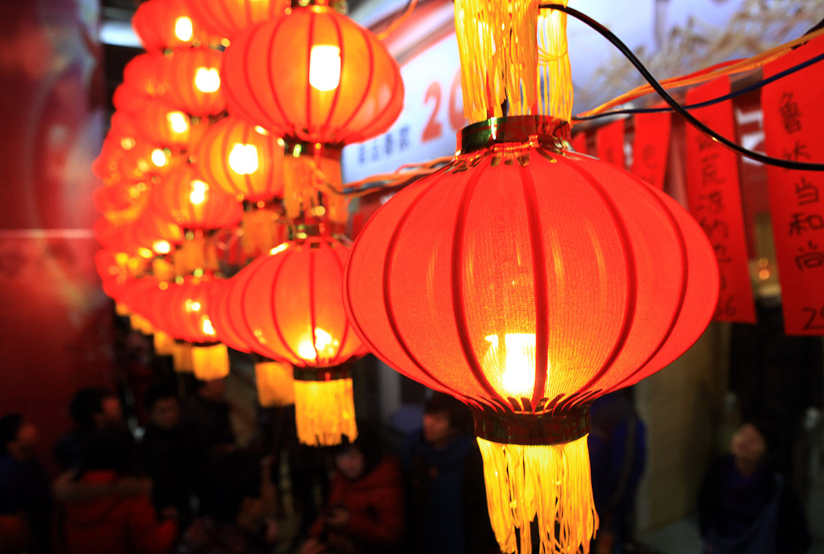 春节送灯习俗：寓意、起源及礼仪