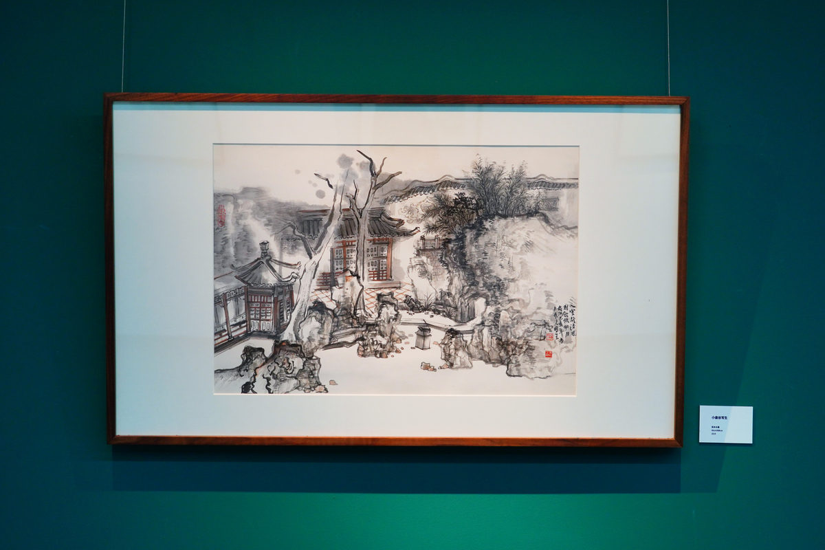 翻译：与真实对应的虚拟媒介材料在体现中国画精神上也不遑多让同样展现出民族情操。隋唐艺术的气势阳刚、秦汉工艺的铿锵有力、魏晋风骨的慷慨刚健等等民族艺术印记隐现于民族创造意识之中从侧面体现出民族的精神内涵。这些虚拟的精神能量也会随着灵感一起点燃中华民族复兴道路上的无数火种。这个时代山水已成为无限可能的概念激光山水、数字山水、达达山水、错位山水、蜃市山水、人工智能山水等新生词汇跃入大众视野。使用山水画作