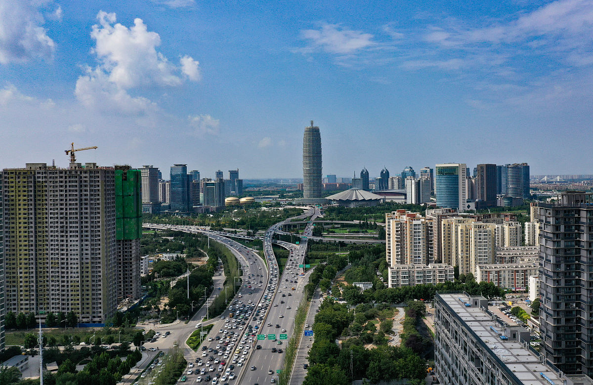 2021年7月27日,航拍的郑州标志性建筑"大玉米",其周围秩序良好,交通已
