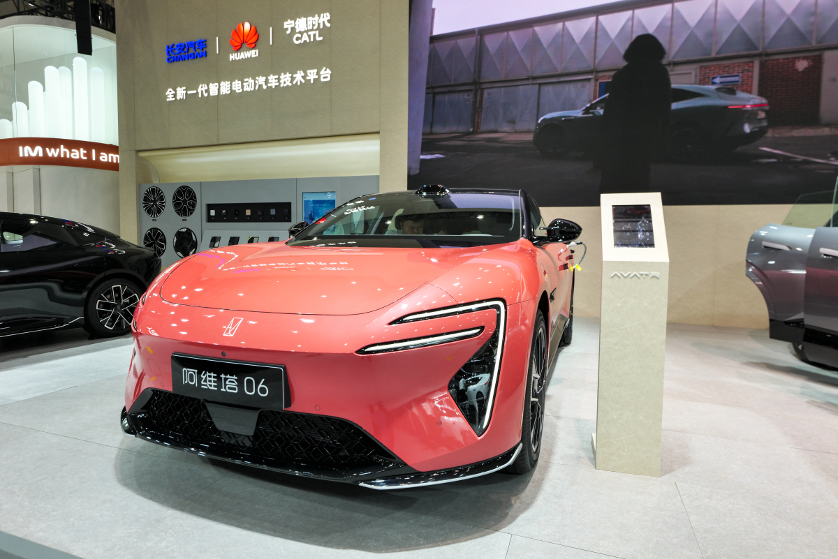蔚来ep9是一款备受关注的电动跑车。它的售价高达1039万引起了很多人的质疑。这辆车价格高的原因是什么？本文将从多个角度分析蔚来ep9的价值。NIO ep9采用未来感十足的外观设计采用碳纤维车身重量仅为14吨。车身线条流畅整体造型极具动感令人过目难忘。此外NIO ep9还搭载了多项创新技术例如可自动调节高度的悬架系统、可调节的前唇和后扰流板等这些创新设计不仅提升了整车的性能还给它增加很大的好处。高