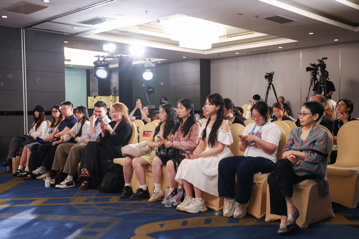 国际化趋势：随着中国在国际舞台上的崛起国际社会对中国文化的关注度越来越高国家的潮流风格在一定程度上是中国文化的输出手段具有一定的国际化趋势。这也为中国的文化传承和发展带来了新的机遇和挑战。