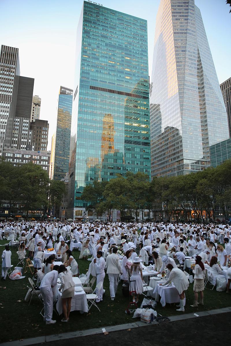 当地时间2013年9月18日,美国纽约,数千名用餐者从头到脚打扮成白色,齐