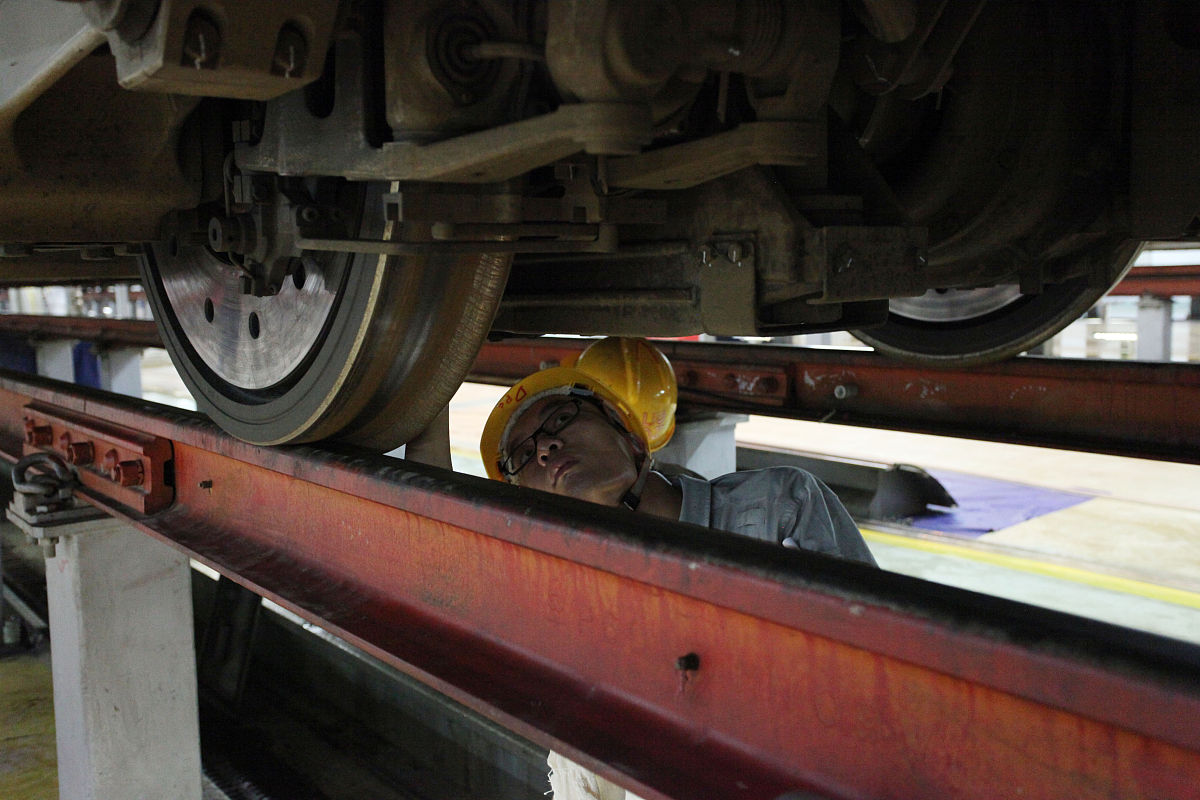 详细描述列车车轮踏面剥离的机制不少于3000字。