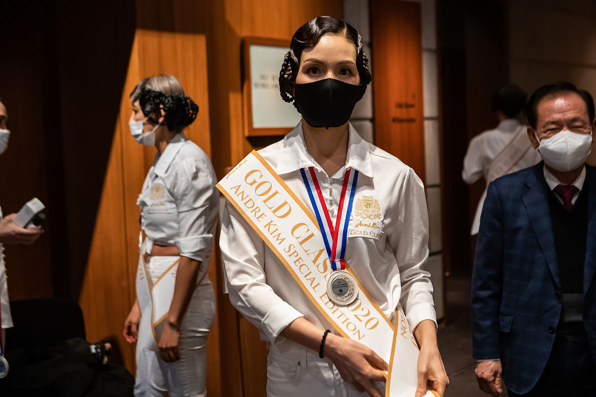 当地时间2021年2月18日,韩国首尔新罗酒店,andre kim传统服饰:后台花