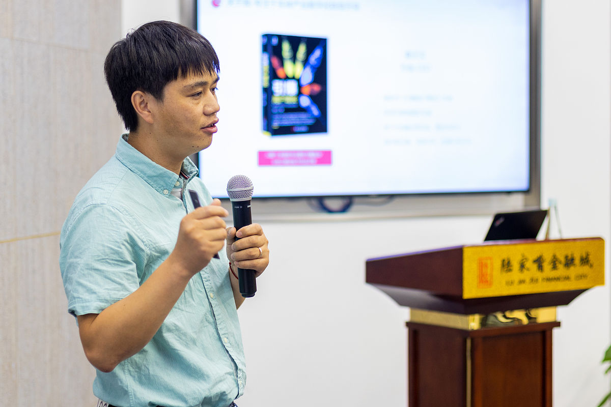 普通大学生自我介绍：张晓明，充满梦想与热情的国际商务学生