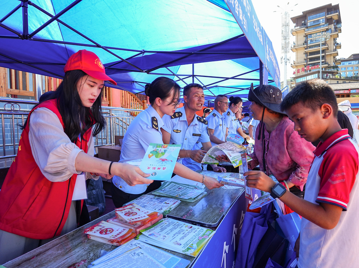 在大学期间我积极参加了多次疫情防控志愿者活动为抗击疫情贡献了自己的一份力量每年迎新我都会去。而在假期回到家乡时我也会参加志愿活动例如担任交通指挥志愿者为保障交通秩序尽自己的一份责任；同时也担任图书馆志愿者帮助整理图书为读者提供更好的阅读环境。 优化这段话