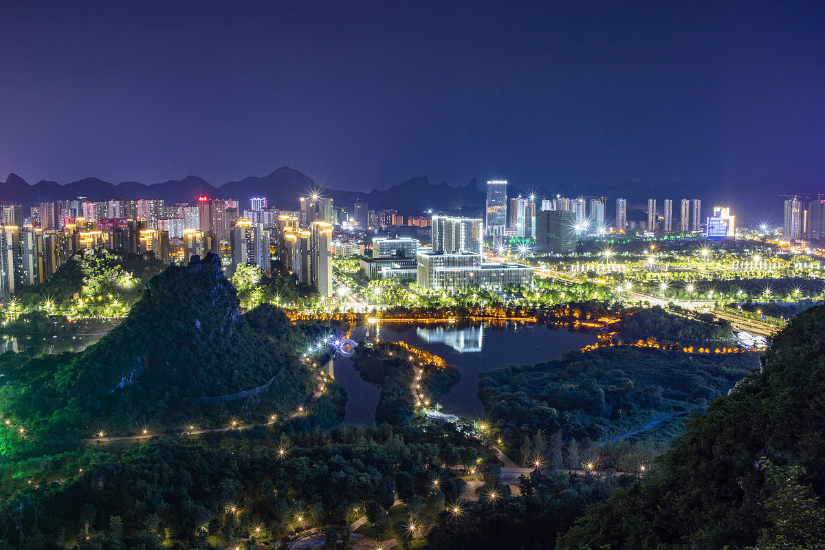 2021年7月9日,广西桂林,以政府楼夜色景为中心,表现桂林发展新貌.
