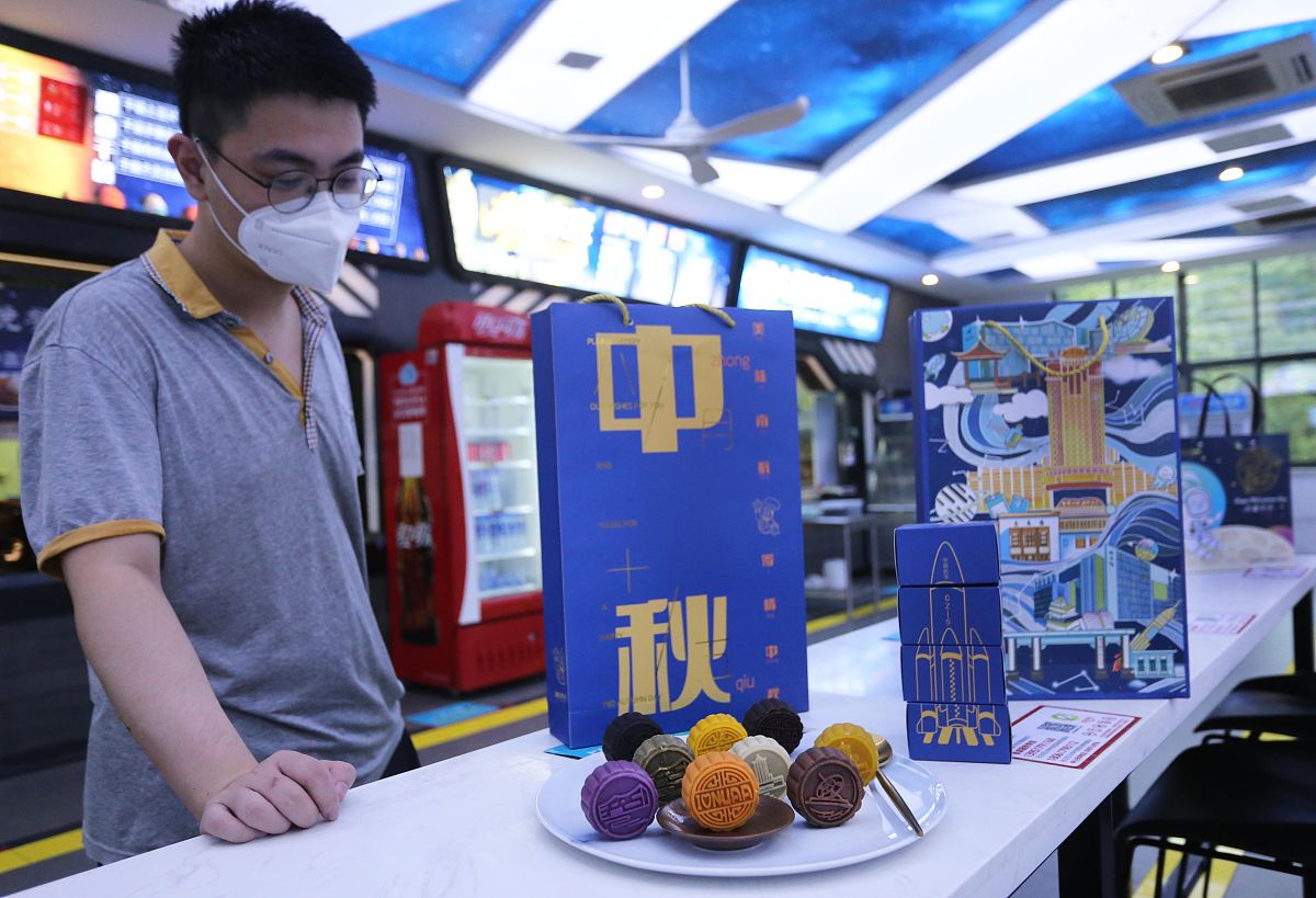 2021年9月6日,南京航空航天大学食堂,"航空主题"月饼包装袋上,南航的