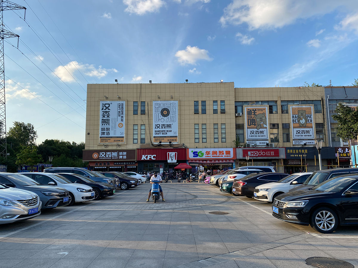 2021年9月3日,江苏扬州正有序解封,人们开始正常生活,封控小区市民可