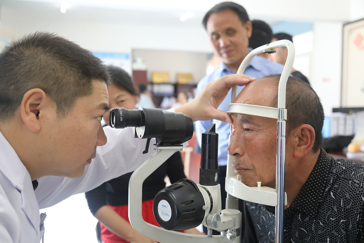 白内障手术恢复光明：爱尔眼科李院长让我重获新生