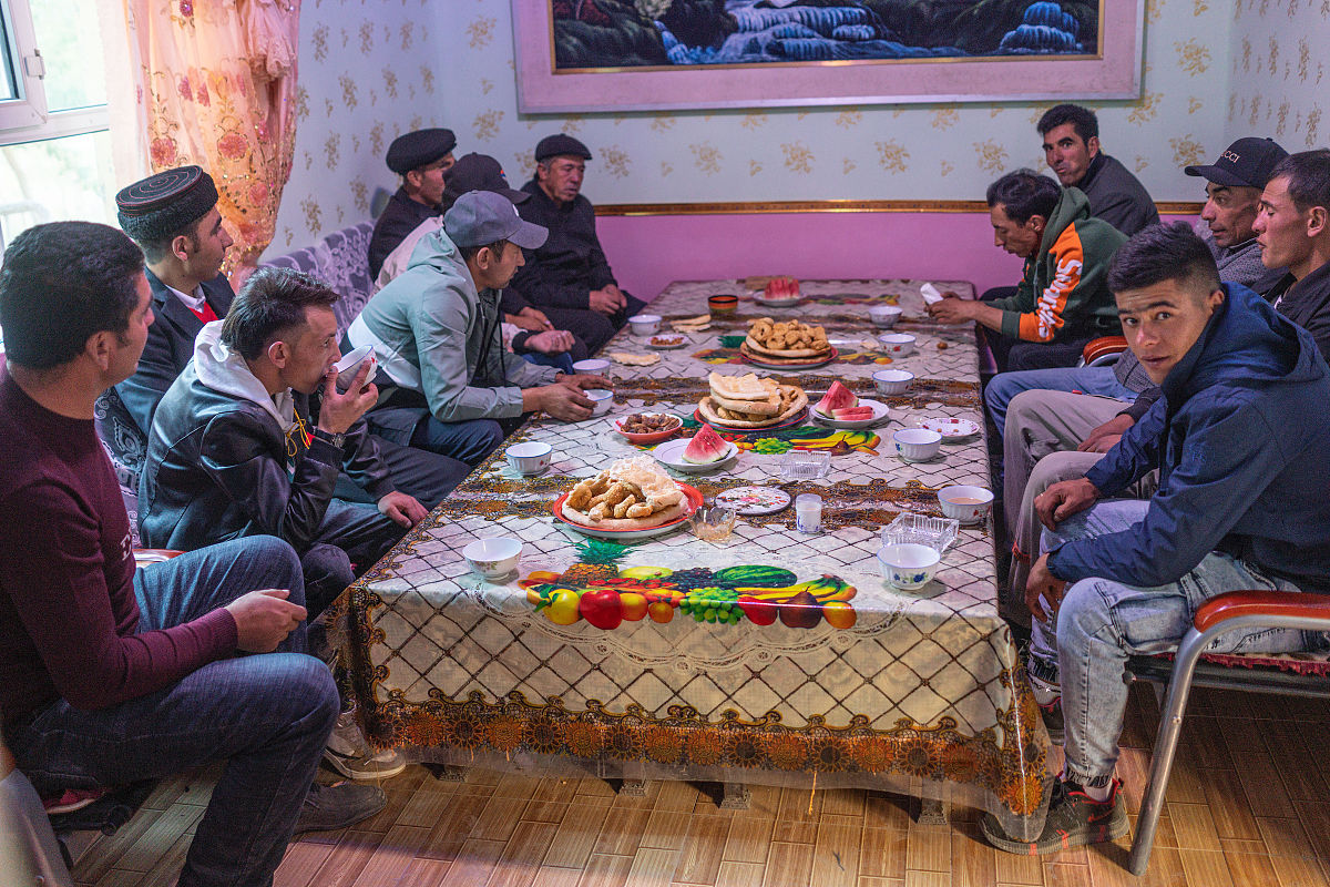 你是一个中国新疆的公务员驻村干部马上就是维吾尔族的传统节日古尔邦节请你帮我写一个拜年的祝福语