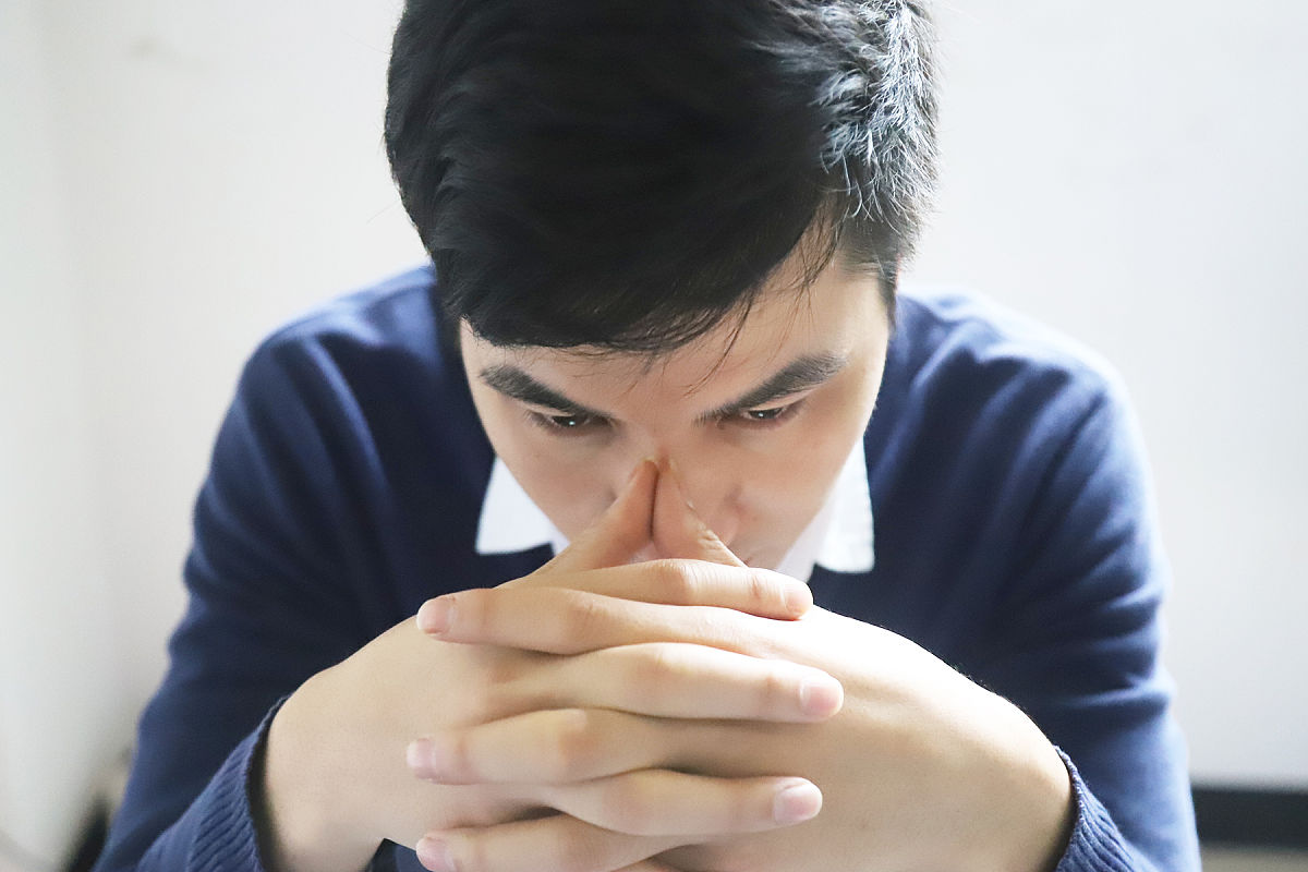 根据以下文案写一首五言绝句要生动：世上三十五亿男人我却找不到一个男朋友。峰回路转在一次游戏中我意外撩到了一位大神。从此我每天都能磕到自己的糖了。