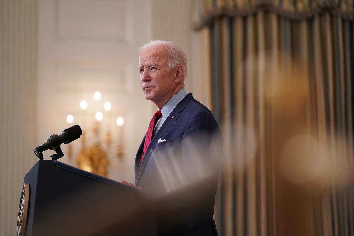 现在你是美国前总统特朗普的律师为特朗普辩护为其避免刑事诉讼。