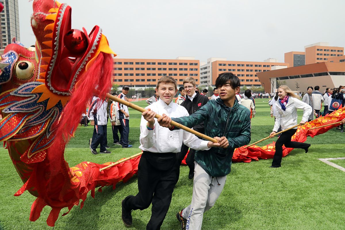 2017年4月11日,江苏南京.舞起长龙感受浓浓中国味,刀光剑影领略武术魅