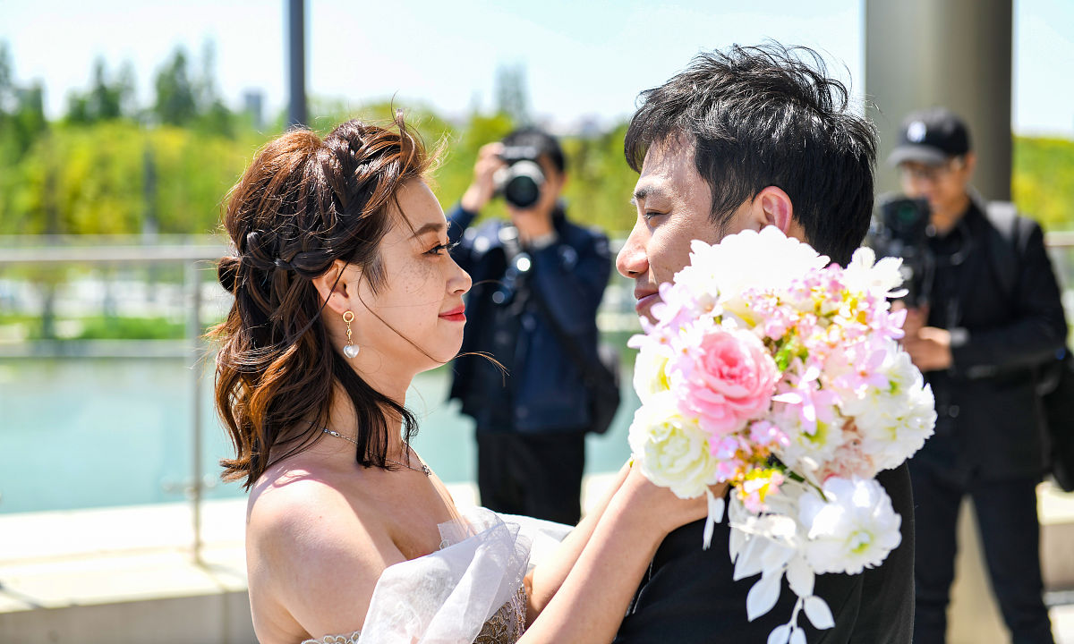 根据姓名 、学校：上海健康医学院、专业：卫生检验与检疫、目前打算的打算是考取公务员为条件做一份500字自我介绍