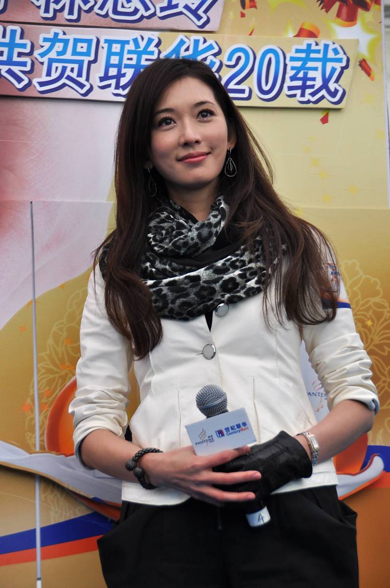 2011年1月15日,林志玲一早来到上海西郊百联购物中心露天广场,为代言