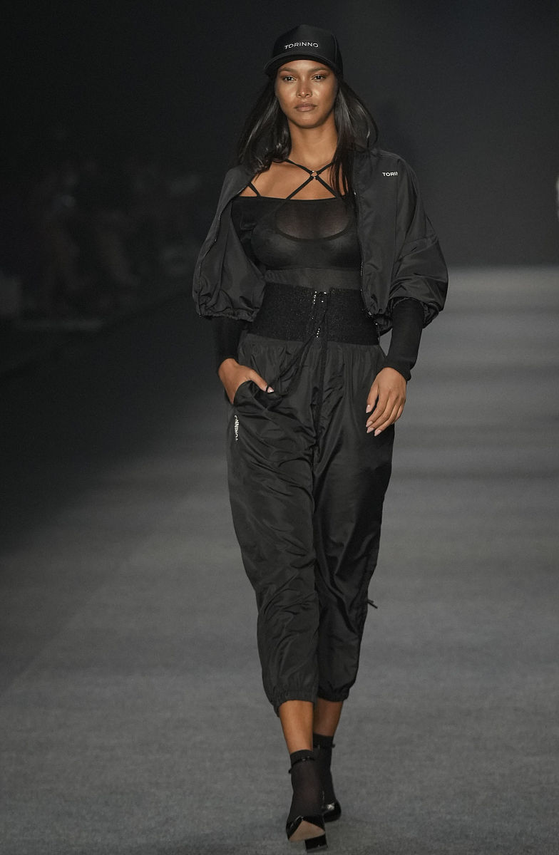 当地时间2021年11月18日,巴西圣保罗,torinno 品牌秀场.a model wears