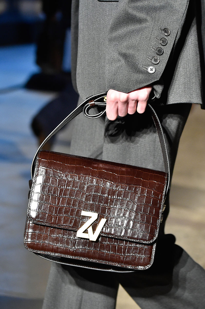 帮我写一个闲鱼卖coach皮带文案比如代购转行低价出售