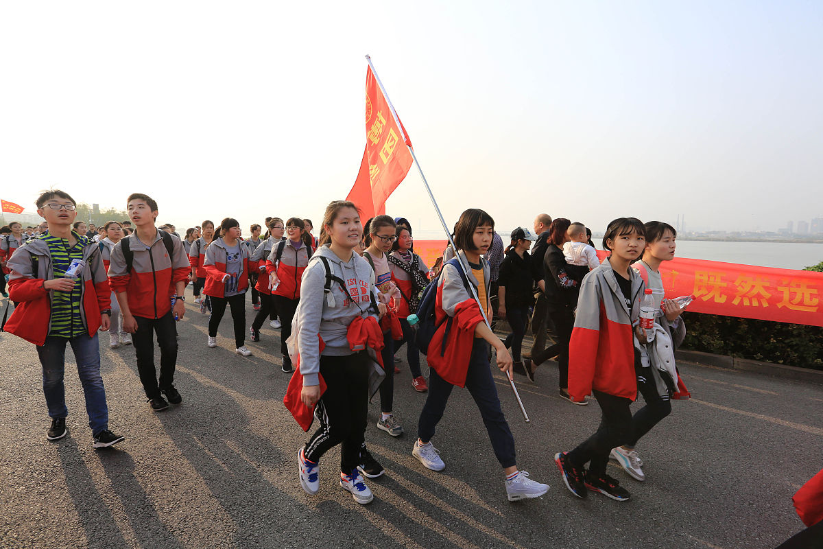 参赛队员需手写一封邀请信向省外手拉手小伙伴或省外少先队员发出诚挚的研学邀约请其到河北共同研学自己设计的路线内容。这么近那么美周末到河北——红领巾邀你游河北最美一日研学路线设计大赛定州初赛开始啦！ 为深入宣传贯彻党的二十大精神全面落实《中共中央关于全面加强新时代少先队工作的意见》等文件要求引导少年儿童用眼睛发现河北之变、用内心感受河北之美坚定不移听党话、跟党走共青团定州市委、定州市教育局、