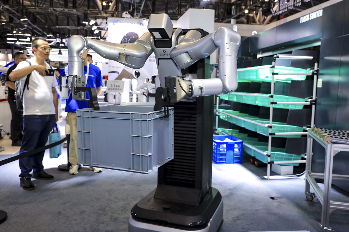 工业智能化技术尚处起步阶段发展水平较低且尚未实现普及因此对劳动收入的影响尚不明确