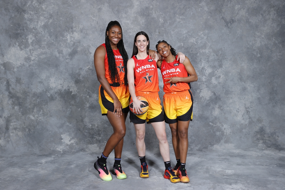 please translate the following English words to Chinese LSUs Angel Reese made a heartwarming gesture towards Iowas Caitlin Clark during their Elite Eight game in the NCAA Womens Basketball Tournament