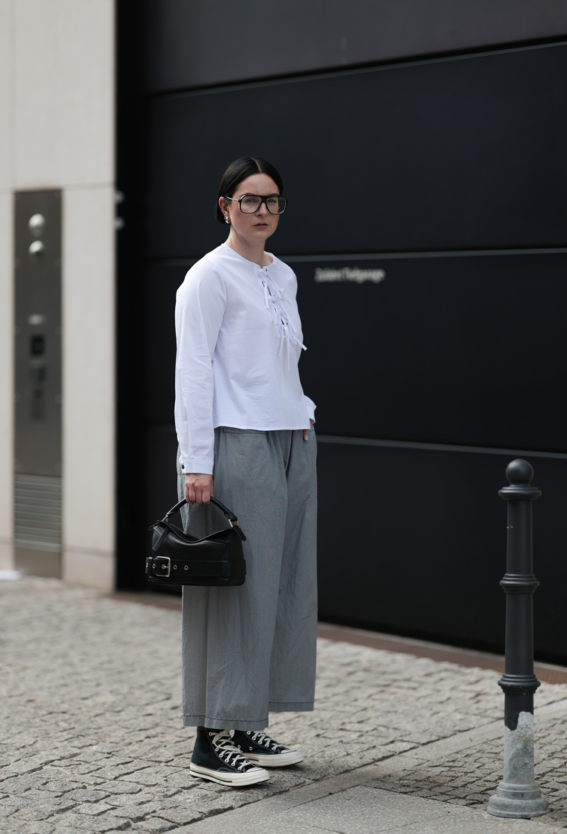 帮我撰写一篇秋季户外山系的穿搭文案以描述服饰具体细节为主题服装类型：精简主义黑白款收腰花褶领连衣裙、宽松黑白撞色的休闲外套、深蓝色牛仔外套整洁户外