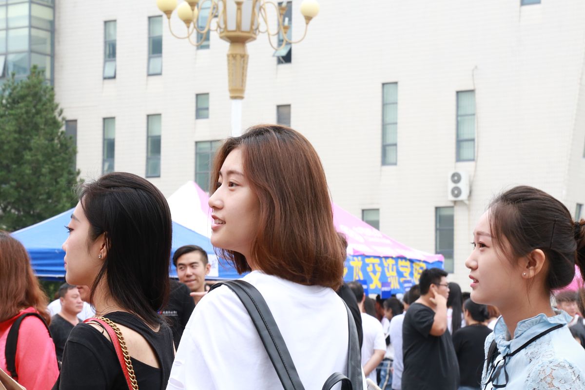 导师让我和学妹周末去实验室做实验可我想和同学出去玩。把工作都丢给学妹是不是不太好？