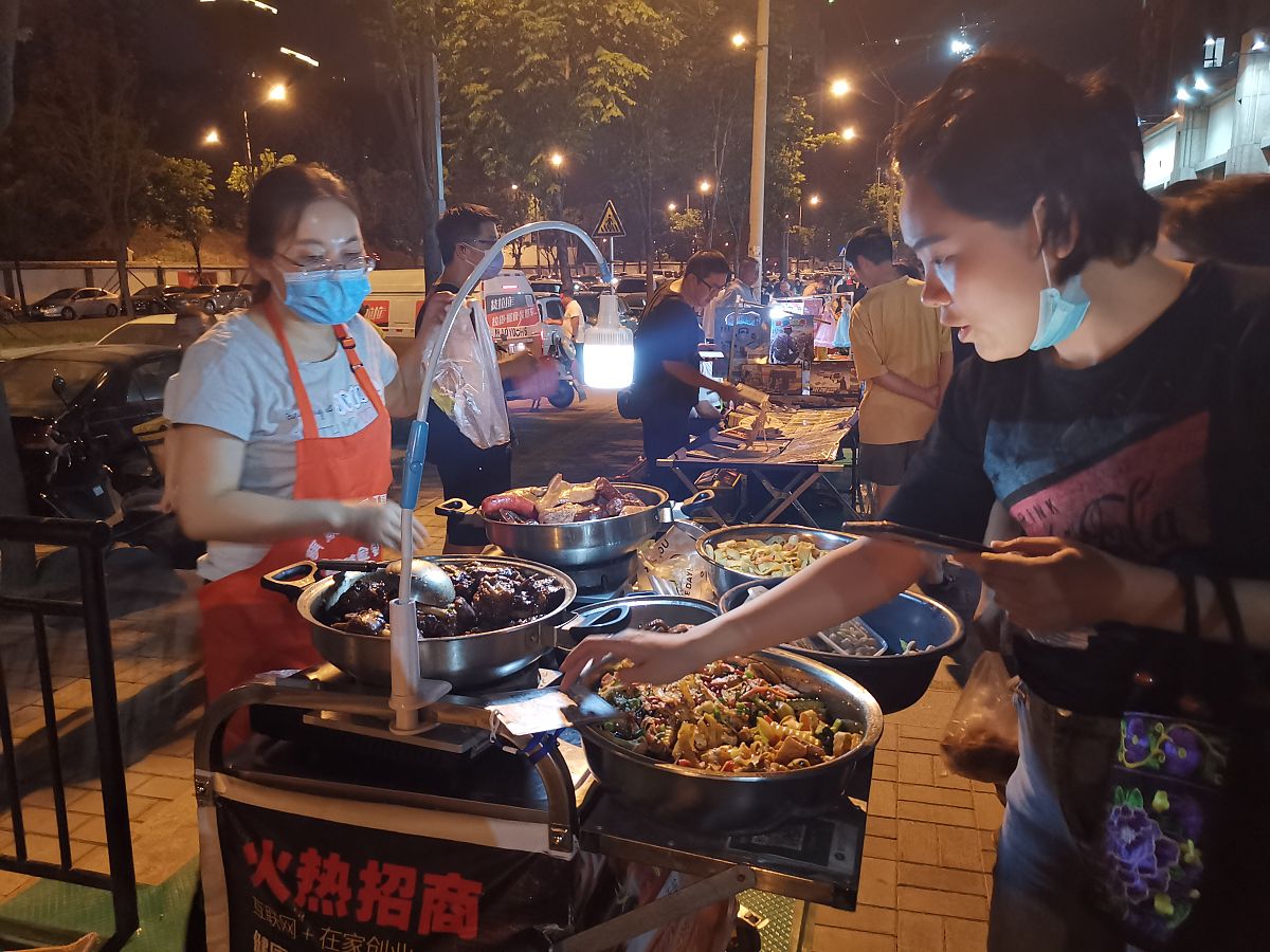我喜欢在当地的小餐馆或商店停下来和那里的人聊天。这很有趣。晚上围坐在营火旁也很有趣。
