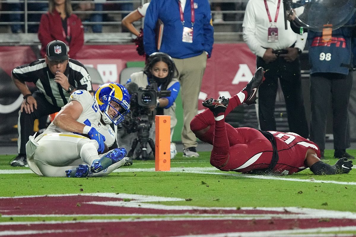 los angeles rams wide receiver cooper kupp, left, makes a touchd