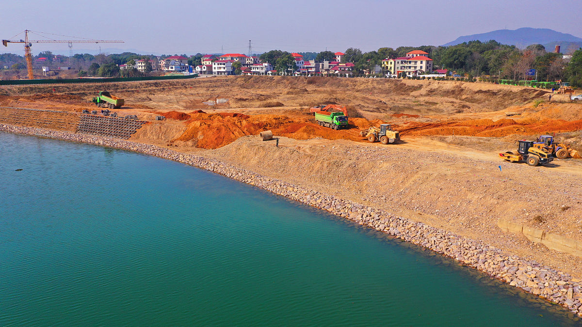 新建石河堰方案：选址、勘测、施工及维护