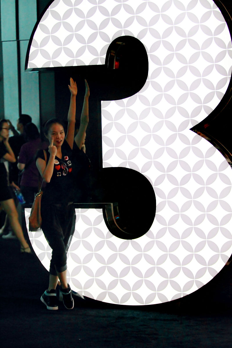 请介绍一下日本动漫作品的创作流程，包括故事构思、角色设计、动画制作等方面。