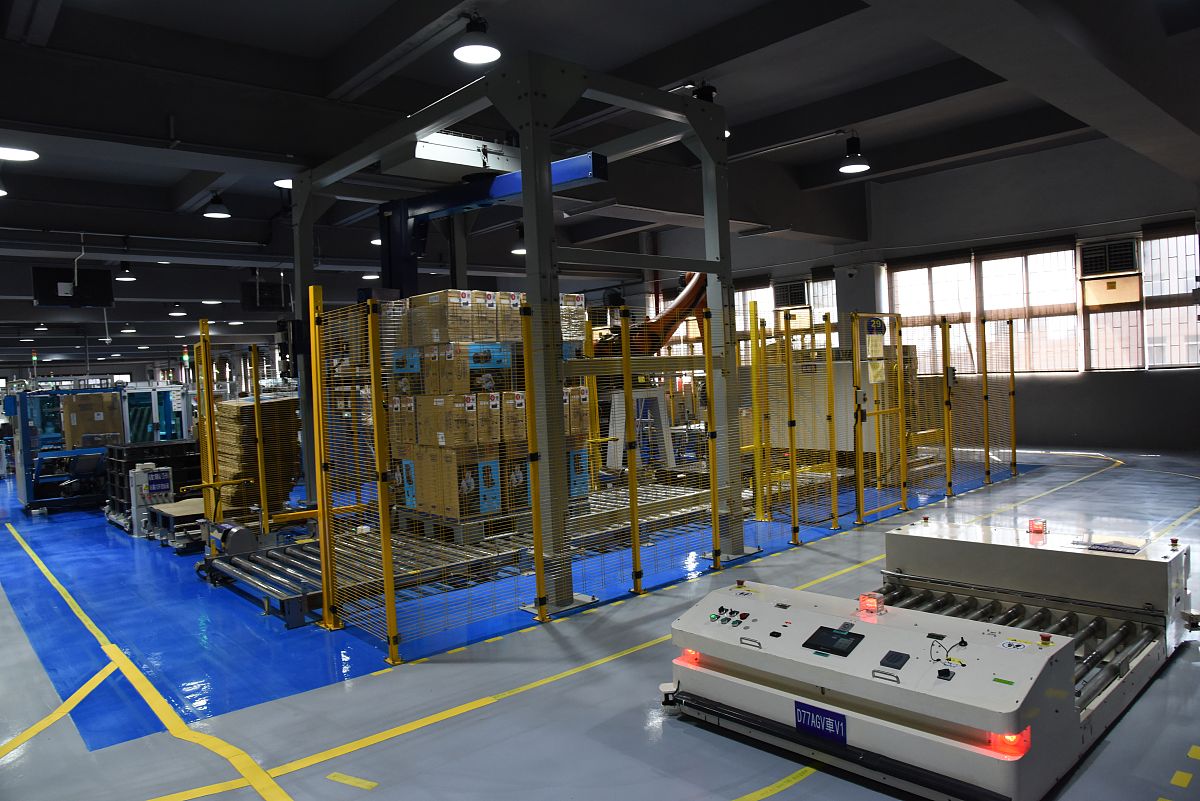 为其提供了优良的场地和设施。换个表达