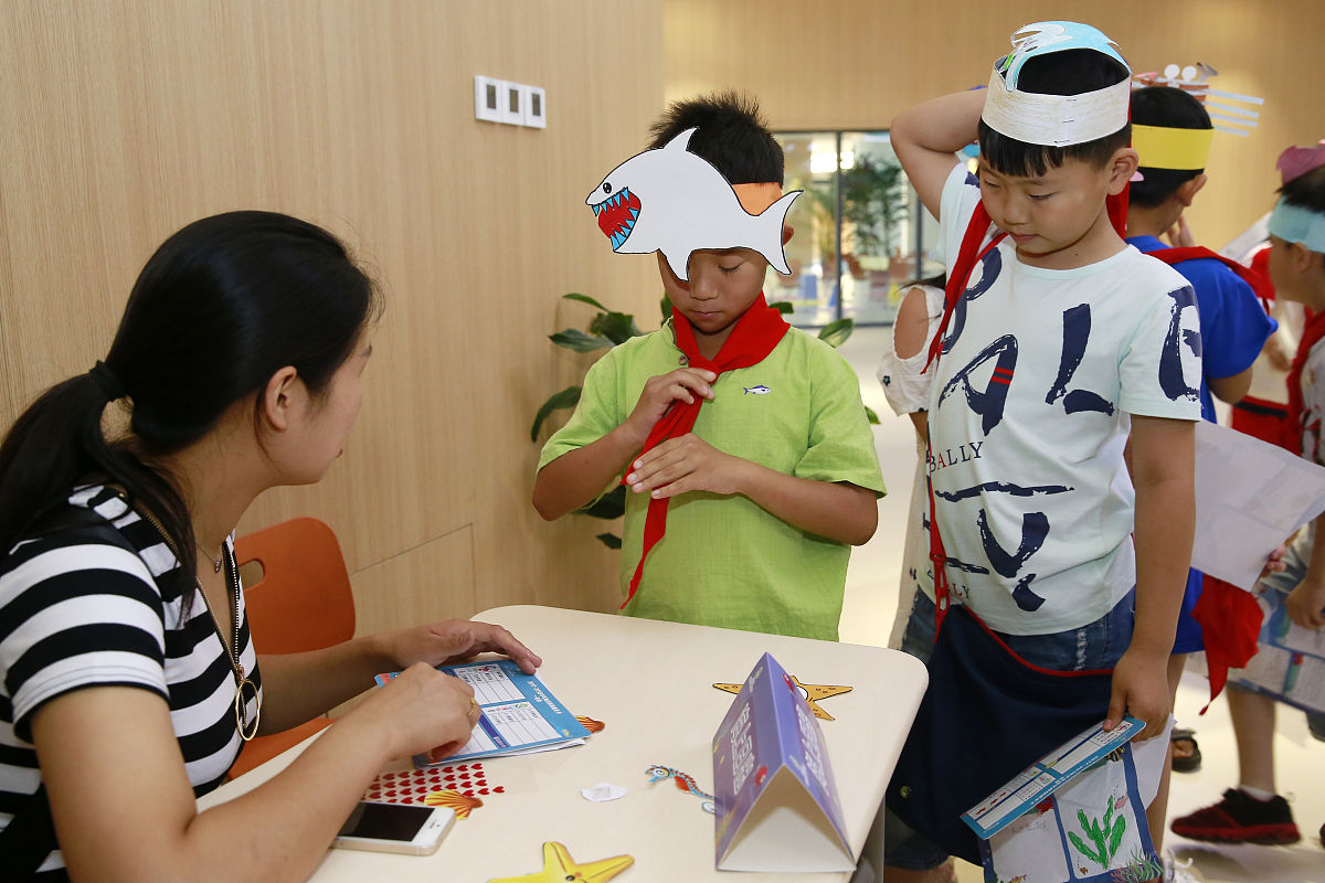 谁编的真是个人才蛮有意思的。在家宅着玩玩开心防老年痴呆。强强强让你见识一下语文版数学题！呲牙呲牙呲牙加法运算： 言为定+ 鸣惊人= 全其美 亲不认+ 触即发= 窍生烟 体投地+ 手遮天= 神无主 令五申+ 平八稳= 步之才 通八达+ 望无际= 湖四海 龙戏珠+ 零八落= 霄云外 海为家+ 亲不认= 万火急 生有幸+ 颜六色= 面玲珑 字千金+ 令五申= 通八达 牛一毛+ 目了然= 面埋伏减法运算：