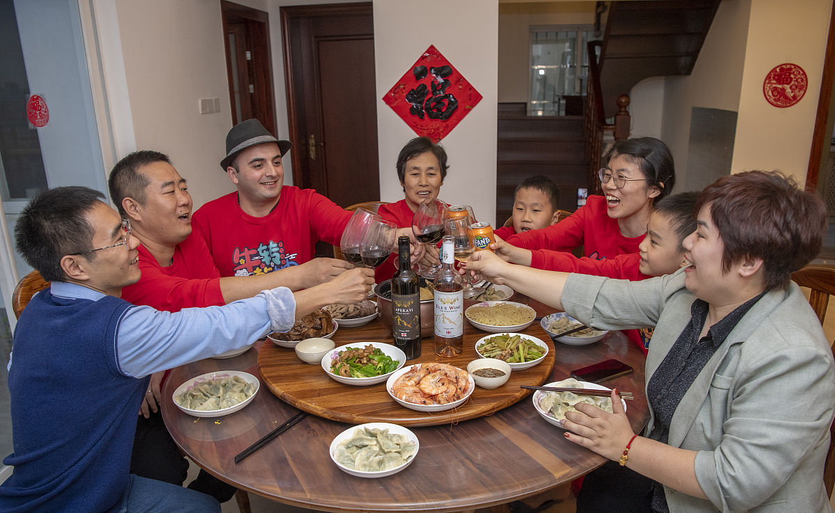 请帮我生成一篇小学三年级学生的关于过年的作文？