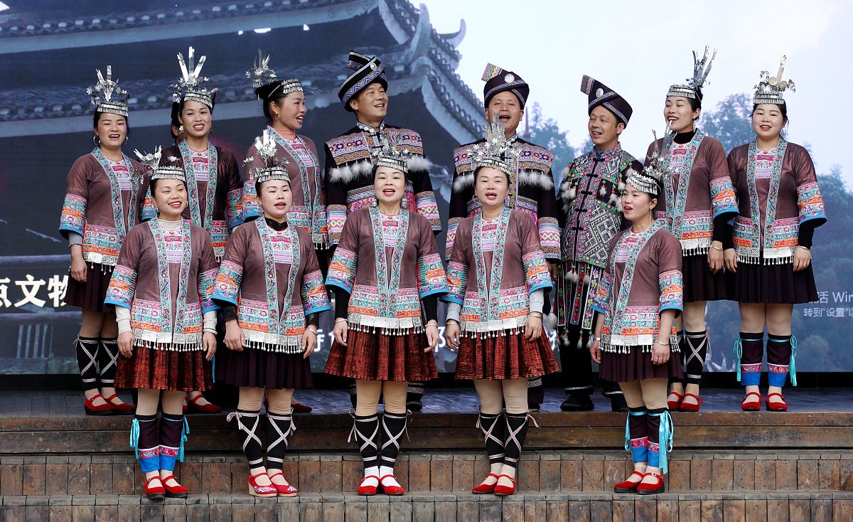 2021年4月9日,广西柳州,侗族群众在三江侗族自治县林溪镇程阳八寨景区