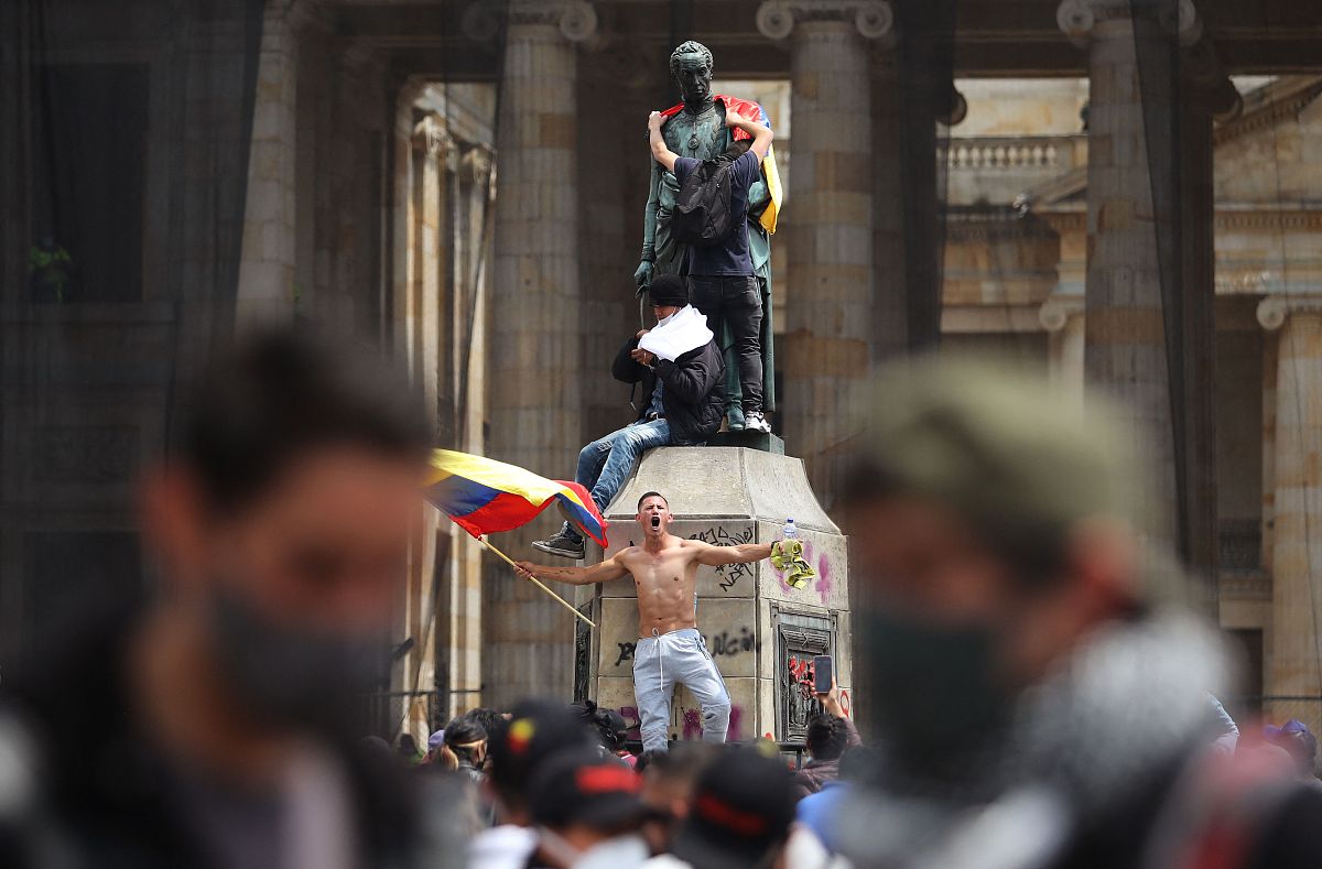 把The Supplier must outline its implementation approach and expected timeline for the proposed solution 翻译成中文