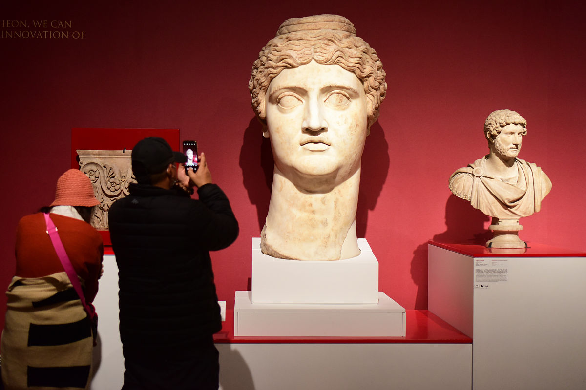 文化底蕴不足：虽然青岛市有着悠久的历史和文化底蕴但在现代文化方面却相对较弱缺少具有特色的文化品牌和文化产业。