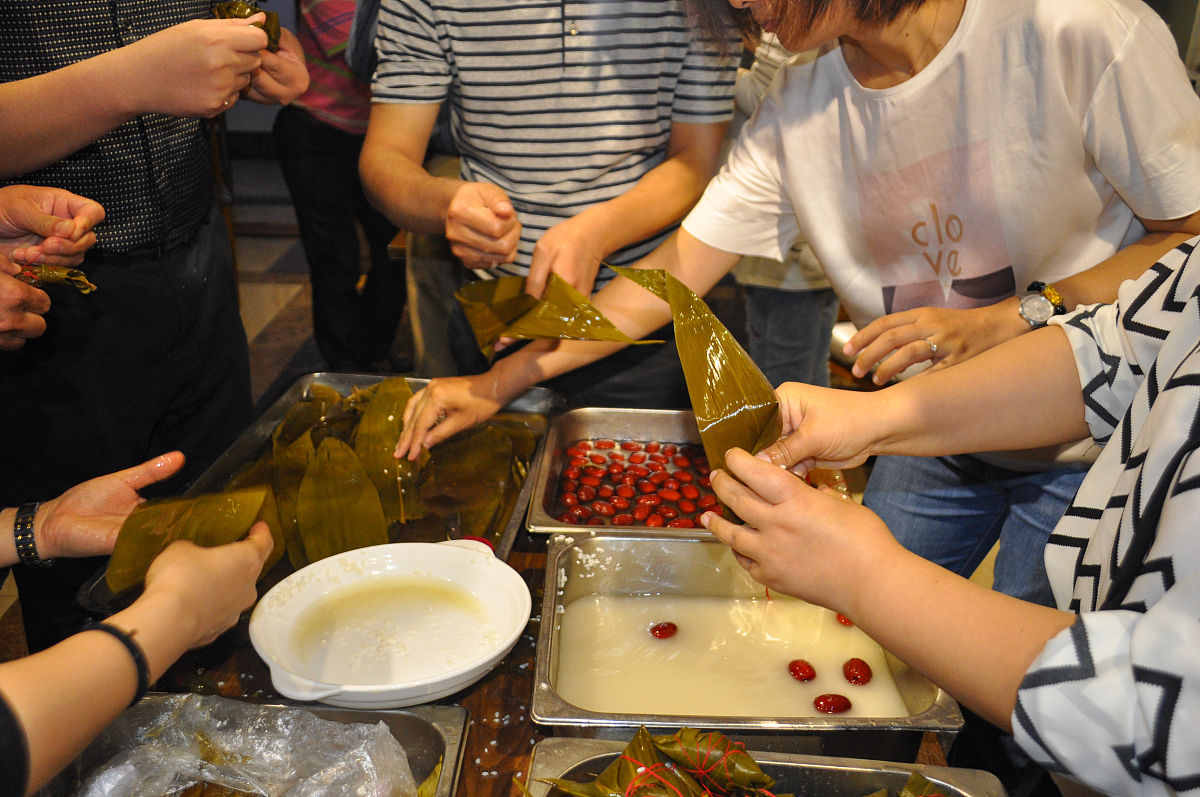 端午包粽子趣事：从新手到高手，一家人的欢笑