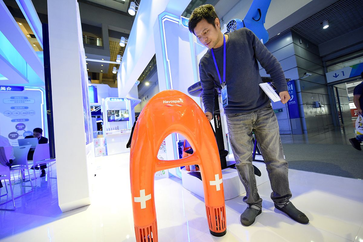 2716744995：研究洪水救援产品创新设计有什么意义		研究洪水救援产品创新设计的意义有以下几点：1提高洪水救援效率：通过创新设计可以开发出更加高效、精准的洪水救援产品提高救援效率减少人员伤亡和财产损失。2促进科技创新：洪水救援产品创新设计需要涉及多个领域的知识和技术推动了科技创新的发展。3保障公共安全：洪水是一种自然灾害对人们的生命和财产安全构成威胁。通过研究洪水救援产品创新设计可以提高应对