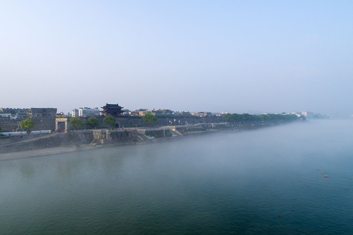 2020年8月1日,湖北省襄阳市,汉江水面上流淌着轻纱般的水雾,如梦如幻