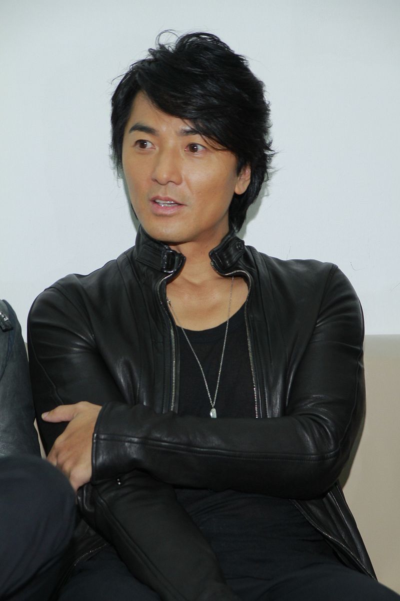 2013年9月10日,香港,男艺人为演唱会主题曲《消失的光阴》mv进行拍摄.