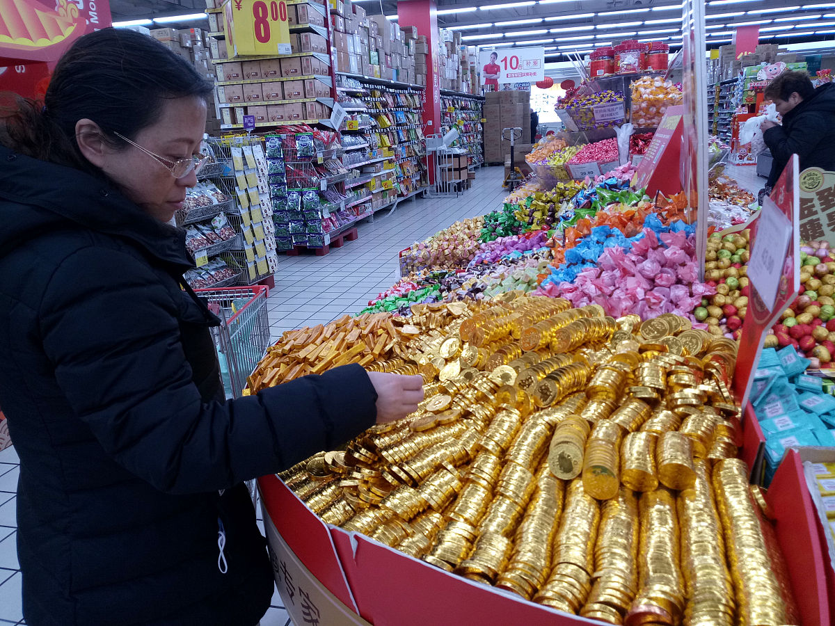2019年1月10日,上海,一家大卖场里,各种糖果,坚果备货充足,迎接春节购