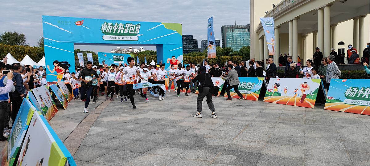 奔跑吧少年体育节市集展商采访需要10个问题