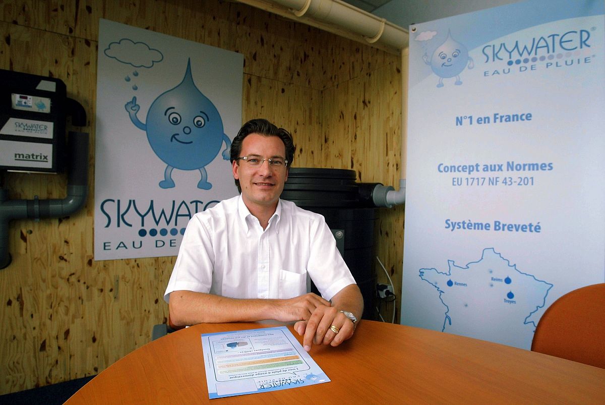 写一个办公室节约用水方案1 安装节水装置：在水龙头、马桶等设备上安装节水装置减少水的浪费。2 检查漏水：定期检查办公室的水管、水龙头等设备是否有漏水情况及时修复漏水。3 培养节水习惯：教育员工养成节水习惯如洗手时及时关闭水龙头、用水量适量等。4 优化清洁工作：采用干式清洁避免用水清洗办公室如使用拖把、吸尘器等清洁设备。5 收集雨水：在办公室周围设置雨水收集器收集雨水供办公室浇花等用途。6 普及环保