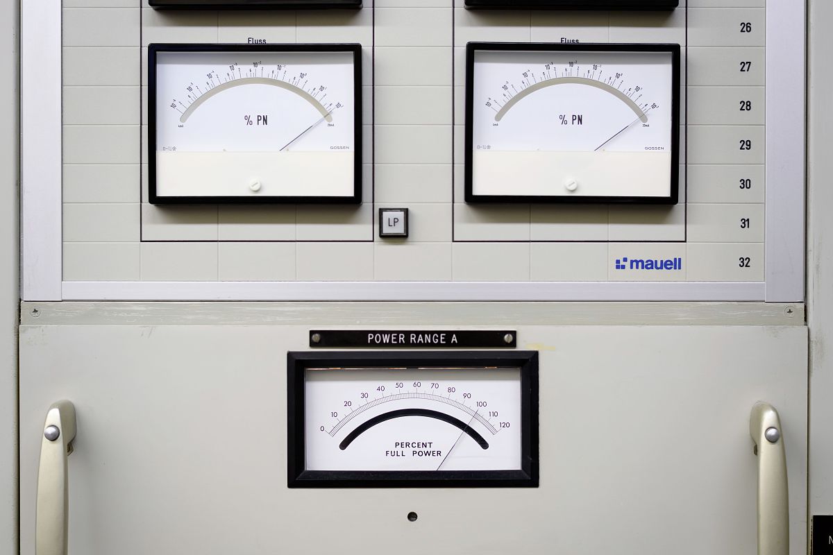 把最初是采用模拟式的组合仪表对现场信息进行指示、记录和控制等。降重