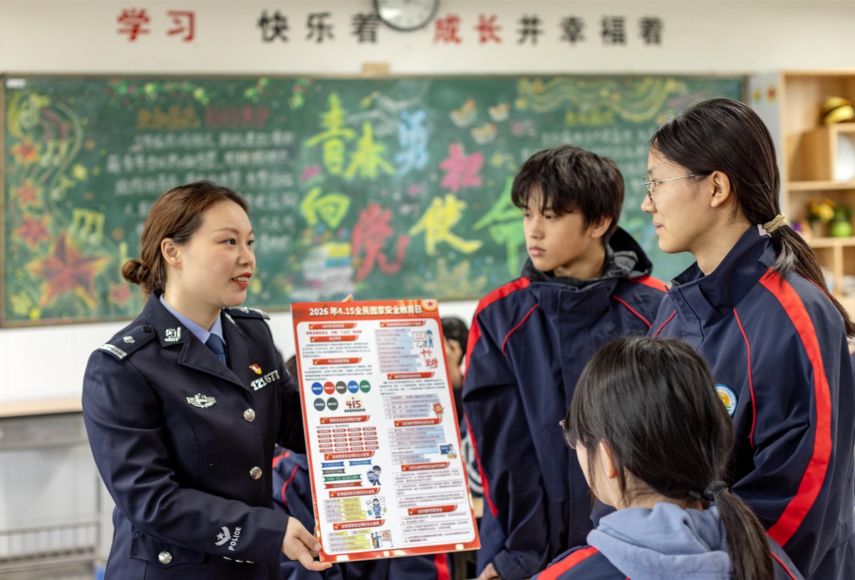 2026年4月14日,江苏泰州,民警在海陵区九龙实验学校为