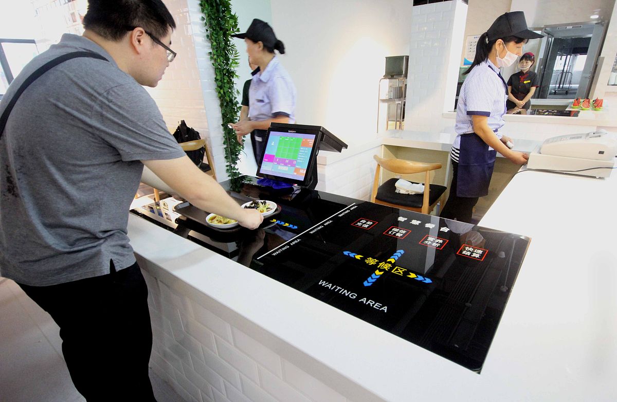 请帮我策划一种智慧餐桌