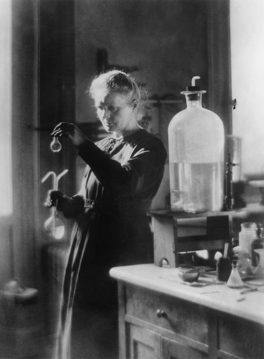 1910年,居里夫人在认真的查看瓶中的液体.polish born french physici